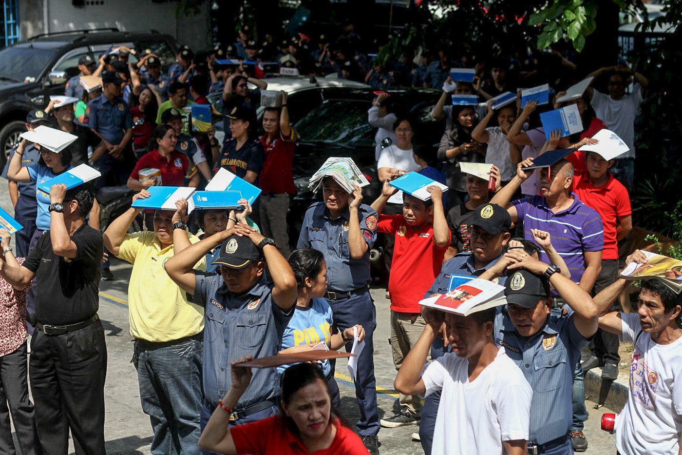 SAFE ZONE. Uniformed and non-uniformed personnel evacuate at the Manila Police District headquarters on June 29, 2017. Photo by Inoue Jaena/Rappler 