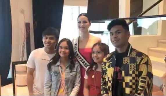 Catriona poses with the 4 kids of Manny Pacquiao inside his suite in a Las Vegas hotel. Screenshot from Instagram/@queencatelle

 