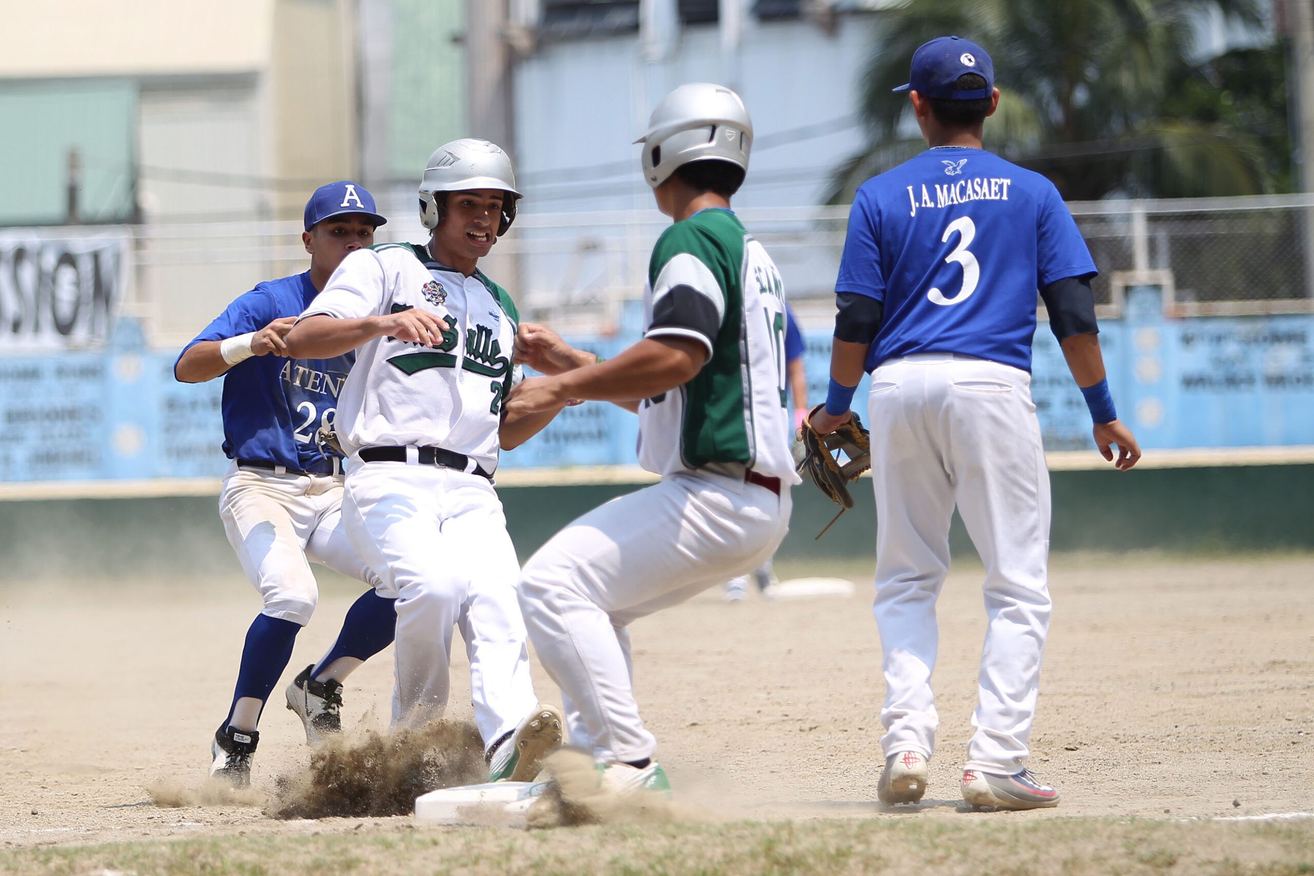 La Salle beats Ateneo to end 13-year baseball title drought