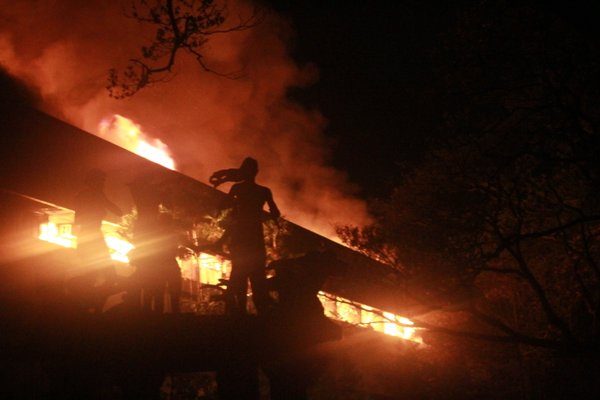 Api menghancurkan rumah para seniman dan intelektual paling cerdas di UP
