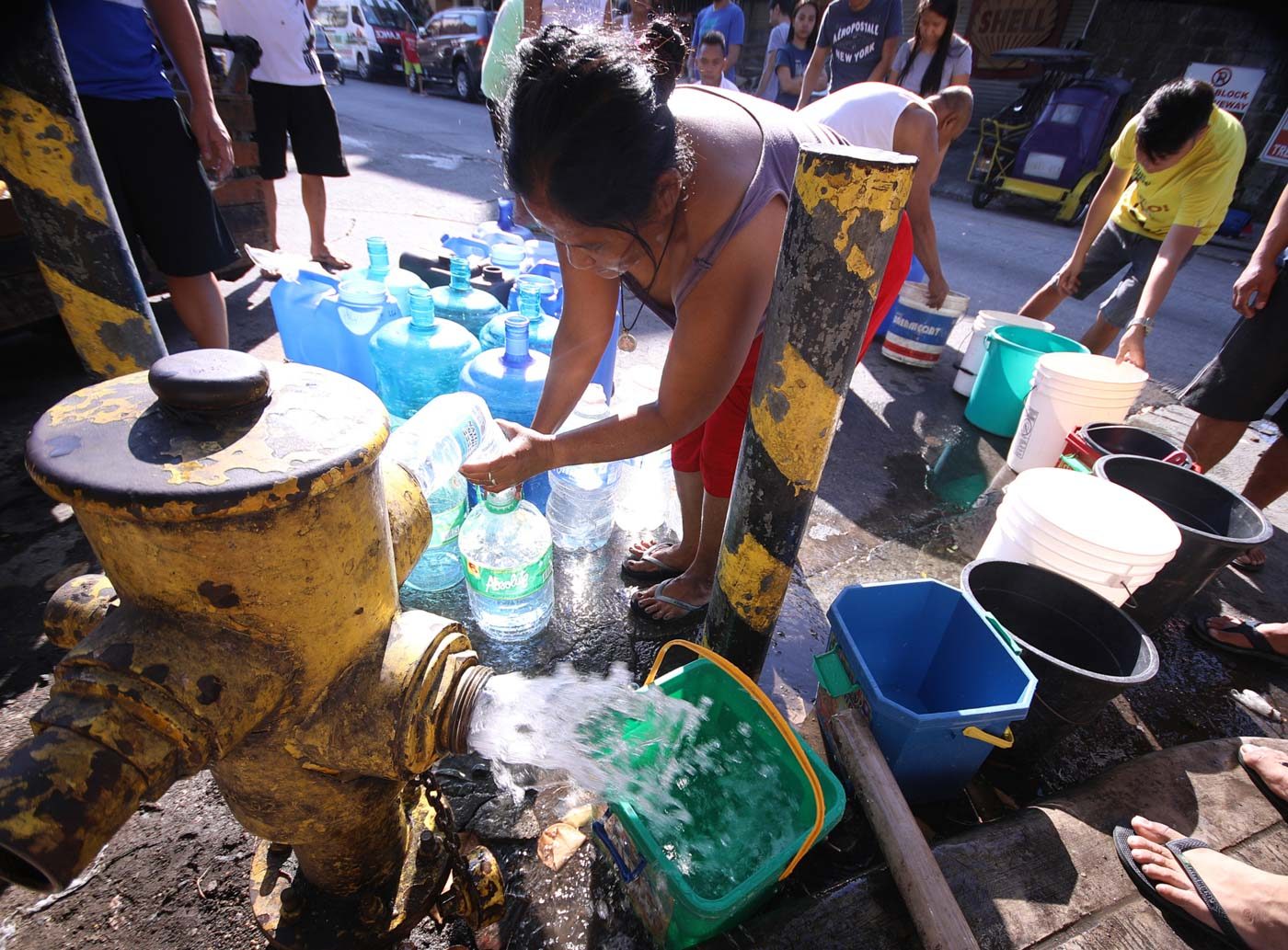 WATER WOES. Residents of Barangay Highway Hills in Mandaluyong City on March 10, 2019, fetch potable water from a water hydrant after experiencing low water pressure or no water supply due to operational adjustments to address the continuous decline in La Mesa Dam's water level. Photo by Darren Langit/Rappler   