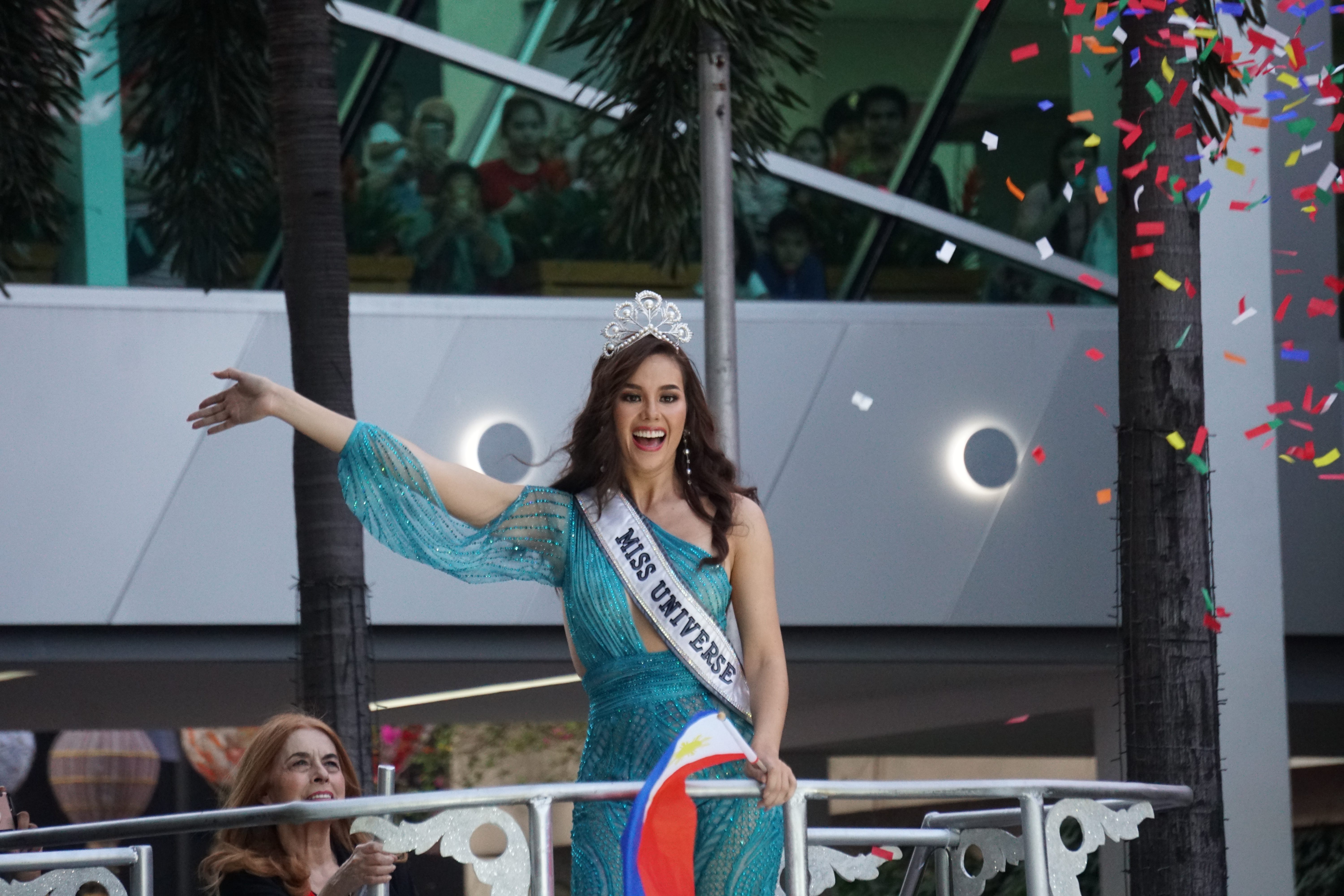 HOMECOMING IN ARANETA. Catriona Gray waves to the crowd at the Araneta City where she was given a parade last February 2019. File photo by Dion Besa/Rappler 