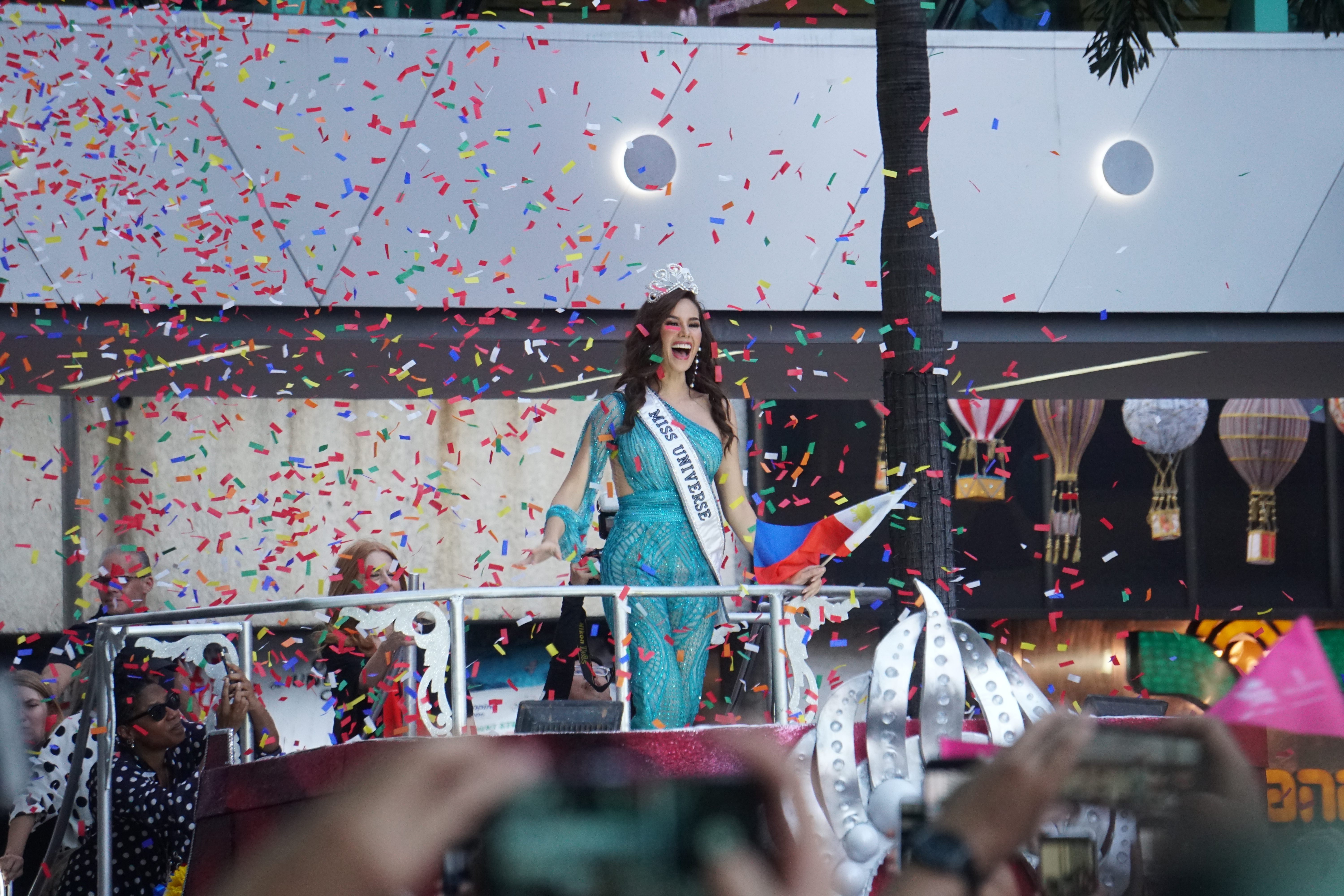 WHERE IT BEGAN. Catriona Gray gets a warm welcome at the Araneta City during her parade. File photo by Dion Besa/Rappler  