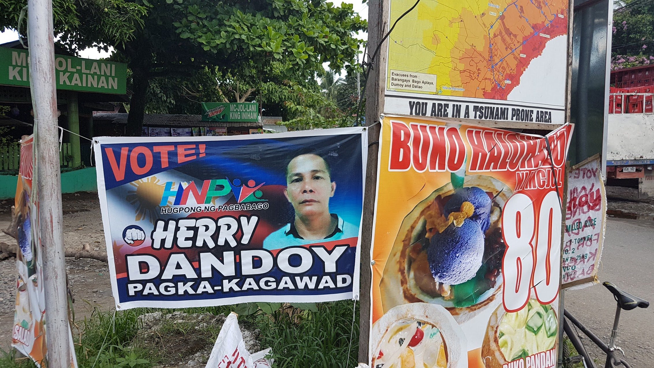 TEAM HNP? Posters of Bago Aplaya candidate Herry Dandoy shows the logo of Hugpong ng Pagbabago. Photo by Mick Basa/Rappler  
