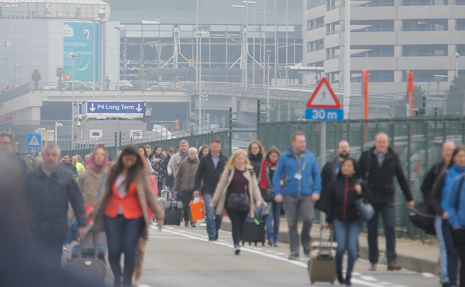 Calon penumpang di Bandara Brussels di Zaventem, Belgia, dievakuasi pasca ledakan bom. Foto oleh Olivier Hoslet/EPA 