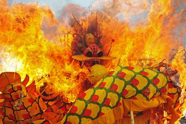 Sebuah replika naga dibakar di Komplek Pemakaman Yayasan Bhakti Suci, Sungai Raya, Kabupaten Kubu Raya, Kalbar, pada 23 Maret 2016, guna menandai berakhirnya perayaan Cap Go Meh. Foto oleh Jessica Helena Wuysang/Antara
 