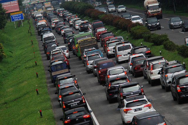 Memasuki akhir pekan, kendaraan yang masuk ke Kota Bandung mengalami peningkatan kedatangan yang didominasi oleh plat B atau daerah Jakarta dan sekitarnya, untuk berwisata maupun berbelanja saat akhir pekan. Foto oleh Fahrul Jayadiputra/Antara 