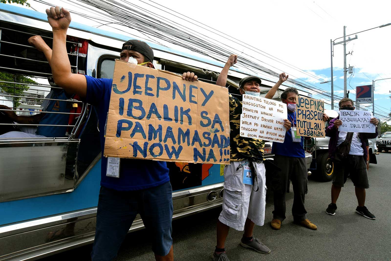 PROTEST. Jeepnery drivers hold a protest along Commonwealth Avenue in Quezon City on June 1, 2020, demanding that the government allow them to operate during the General Community Quarantine in Metro Manila. Photo by Angie de Silva/Rappler 