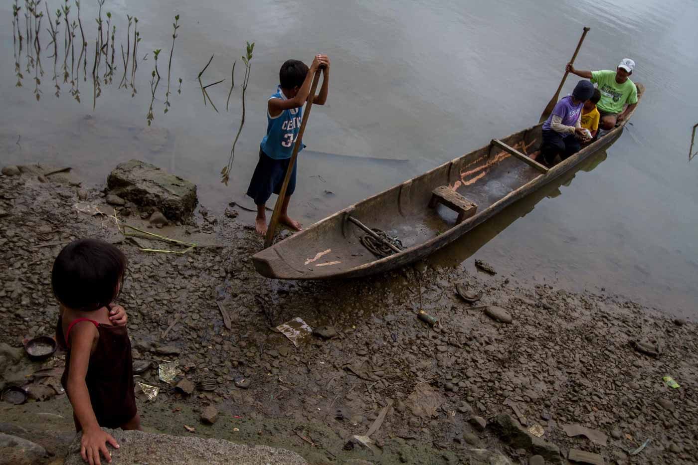 TRANSPORTATION. Child laborers in an underwater mining pit take a boat ride to reach the center of the river. Photo by Mark Saludes/Rappler