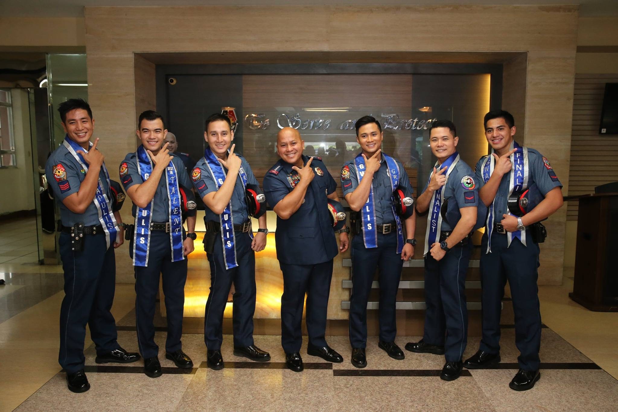'GWAPULIS.' Dela Rosa poses with finalists of 'Gwapulis' at Camp Crame. Photo from the PNP PIO  