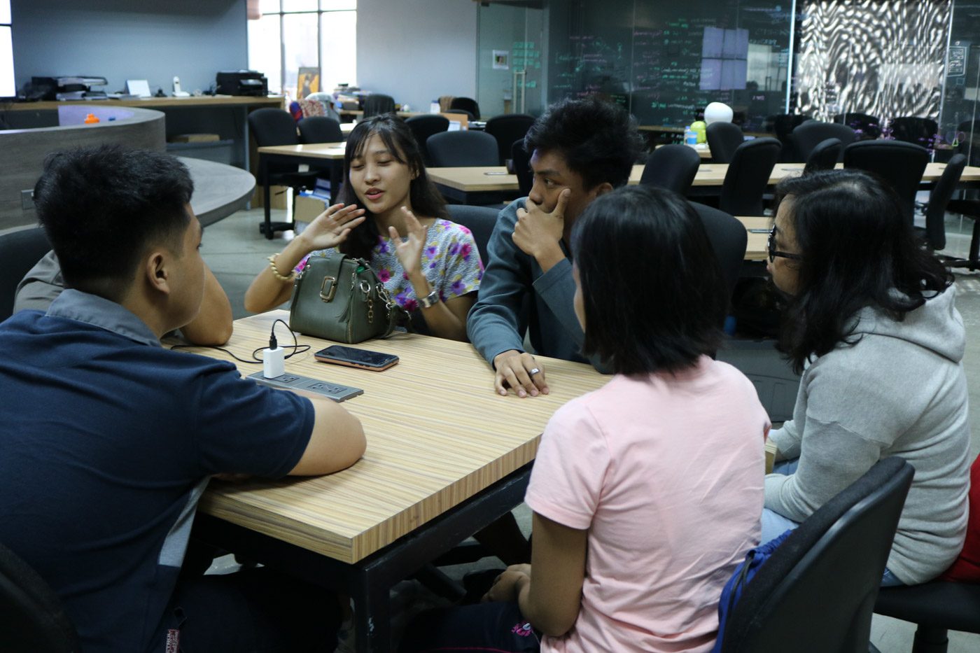 DISCUSSIONS. Huddle participants share their vision for the Philippines 3 years from now. Photo by Arlan Jay Jondonero/Rappler 