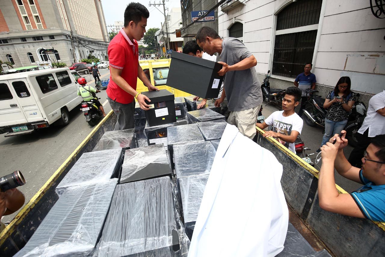 Roxas files SOCE, sends truckload of documents