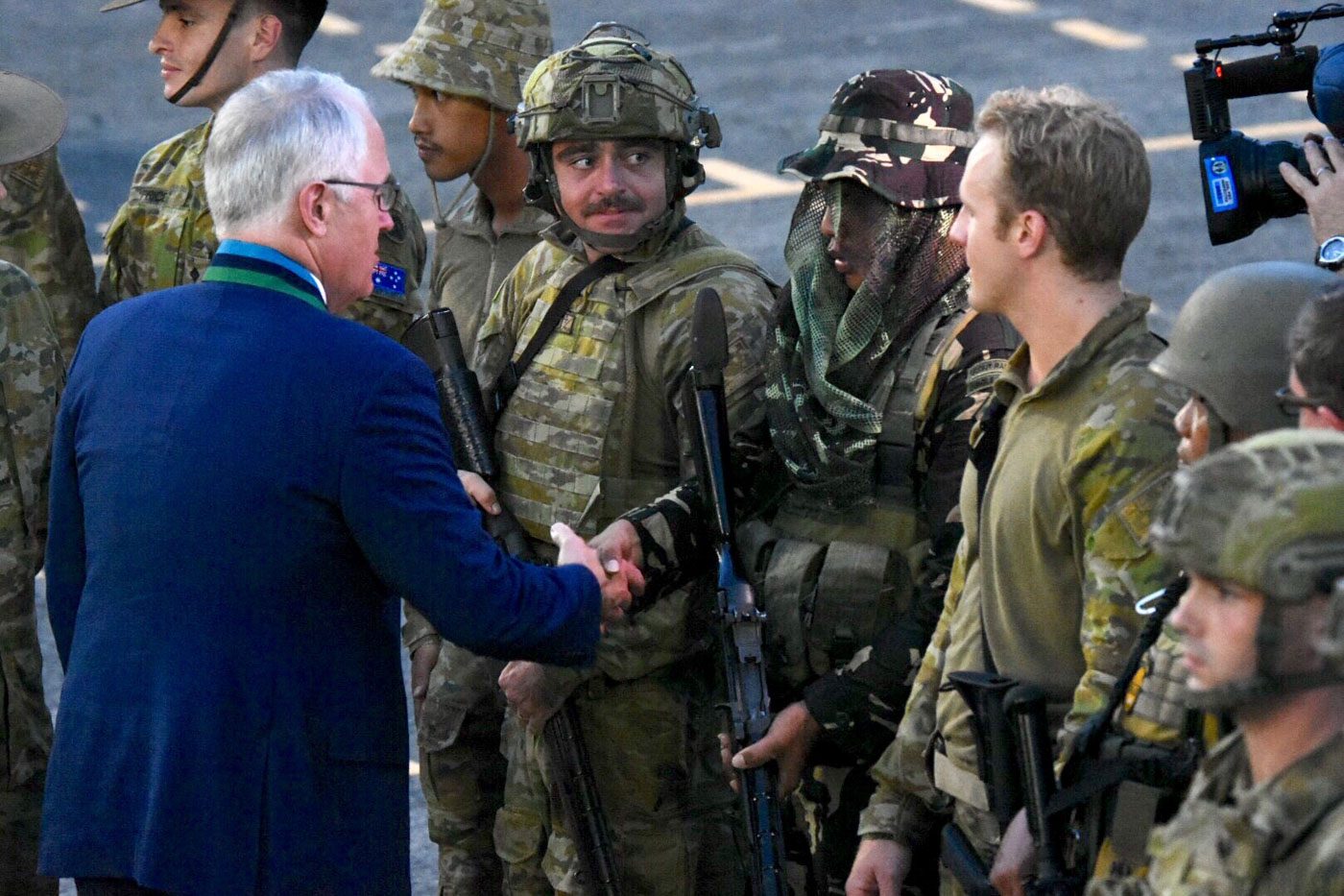 TALK TO MEN. Australian Prime Minister Malcolm Turnbull took the opportunity to talk to the Australian troops deployed in the Philippines 