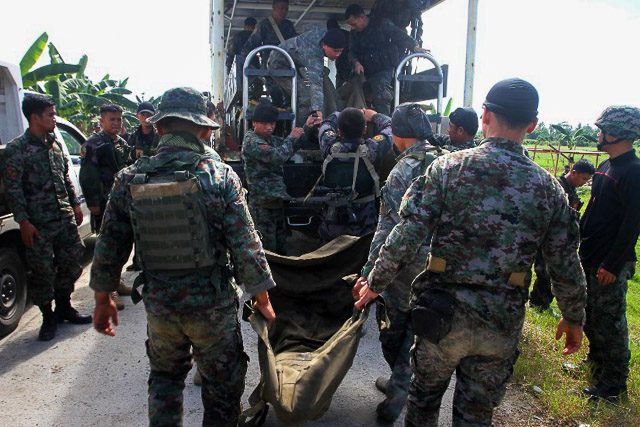 SLAIN SAF. Police load body bags containing the remains of their comrades killed in a clash in Mamasapano, Maguindanao, on January 25, 2015. File photo by Mark Navales/AFP    