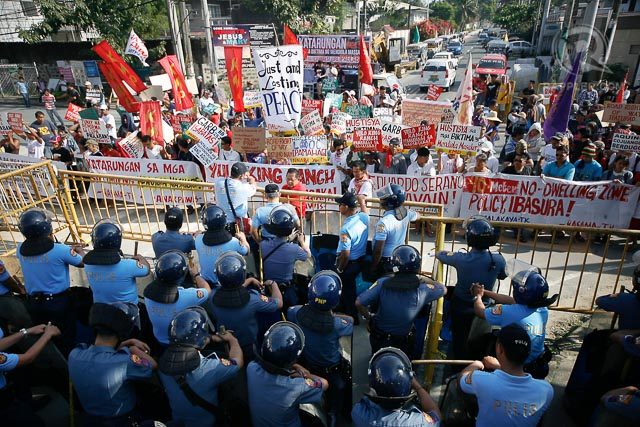 Militant farmers rally near the home of President Benigno Aquino III along Times street in Quezon City on January 22, as they commemorate 28th year of the Mendiola Massacre. Photo by Ben Nabong/Rappler
