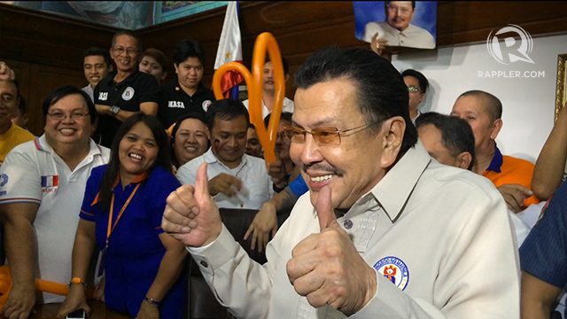 VICTORY. Manila Mayor Erap Estrada flashes a thumbs up after the SC dismissed a disqualification case against him. Rappler photo