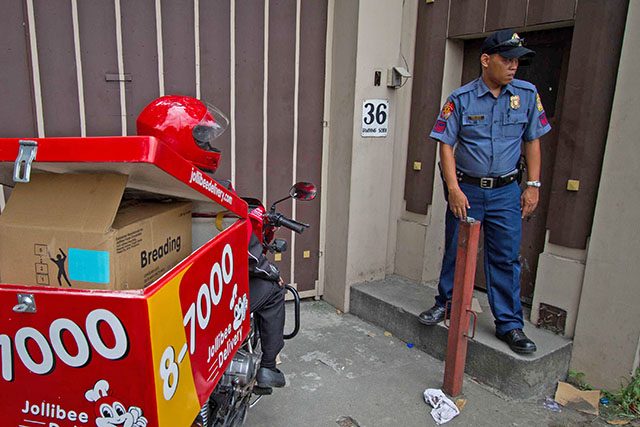 FOOD FOR MANALOS. Deliveries from different food chains arrive at the INC compound at 36 Tandang Sora, Quezon City, on July 24, 2015. Photo by Mark Saludes/Rappler  