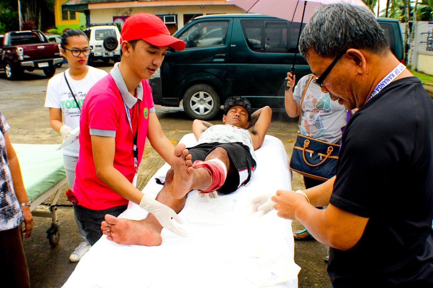 INJURED. Charlie Menosa, 32, got injured after he jumped out of the window of his house during the earthquake. Photo by Jazmin Bonifacio/Rappler 