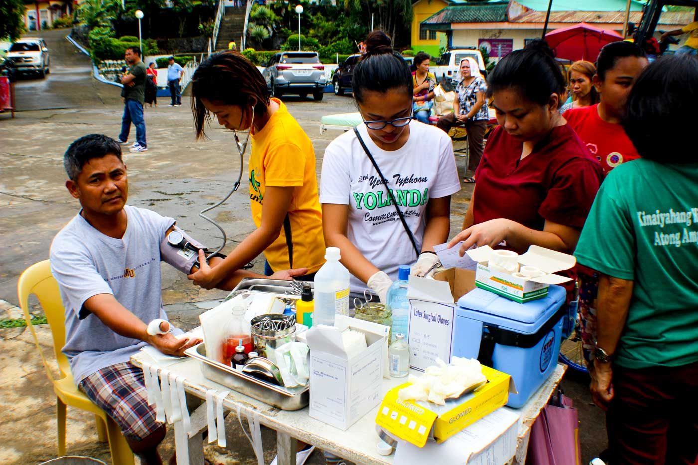 FIRST AID. Medical staff check Reynaldo Sison, 49, outside the Municipal Hll in Kananga. Photo by Jazmin Bonifacio/Rappler 