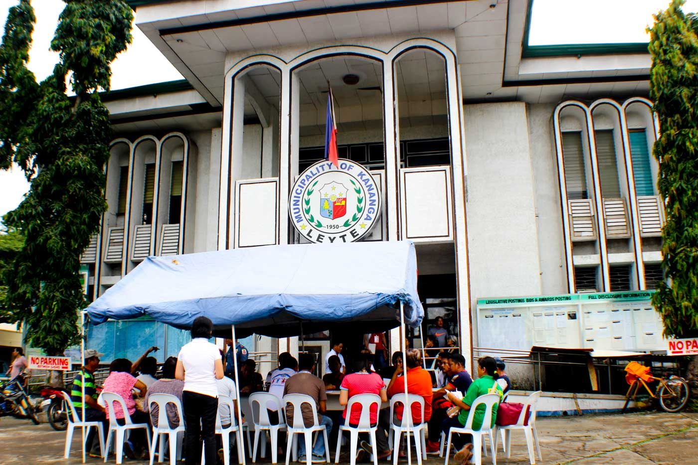 OUTDOOR MEETING. Kananga officials and other authorities hold a post-disaster assessment meeting outside the Kananga Municipal Hall out of fear of aftershocks. Photo by Jazmin Bonifacio/Rappler  