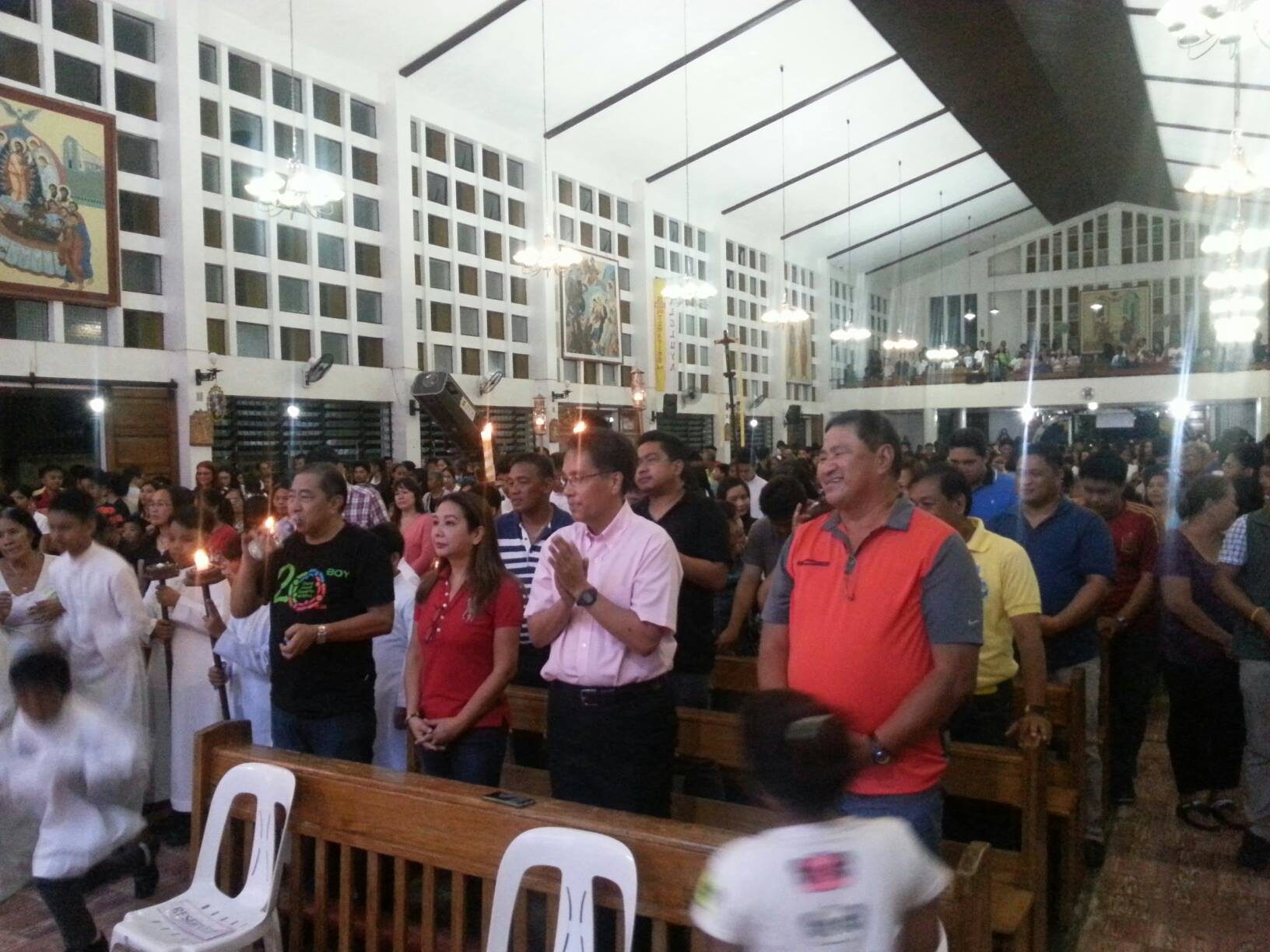 CHRISTMAS EVE MASS. Roxas and his wife are also joined by the Umalis of Oriental Mindoro. Photo courtesy of Dindo Melaya   