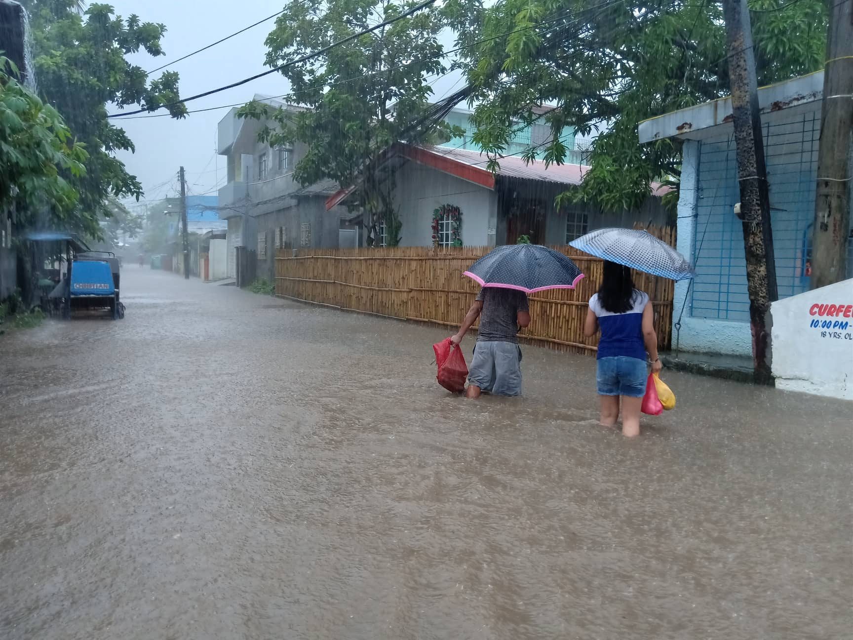 CHRISTMAS FLOOD. The combined effects of Tropical Depression Usman and the Amihan has triggered thunderstorms and caused flooding in Legazpi City. Photo by Rhaydz Barcia/Rappler 