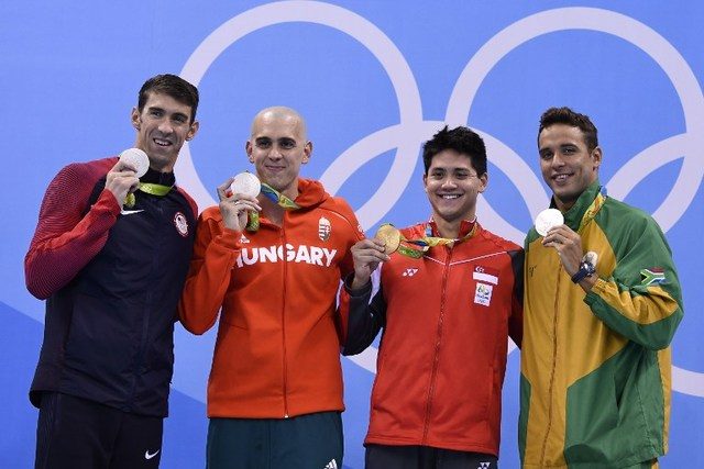 Schooling berfoto bersama para peraih medali perak. Dari kiri ke kanan: Phelps, Czeh, Schooling, Le Clos. Foto oleh AFP  