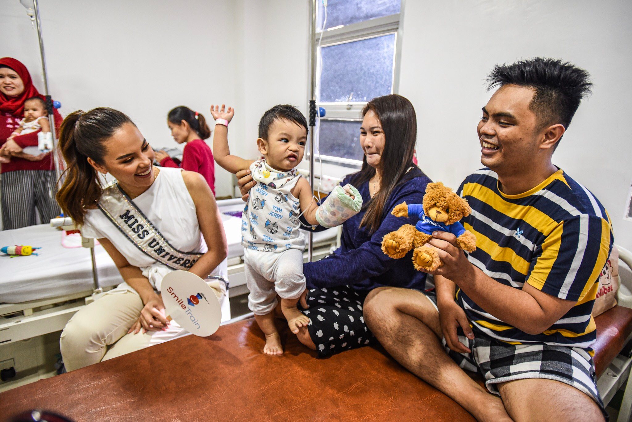 SMILE TRAIN. Miss Universe 2018 Catriona Gray visits the Philippine Band of Mercy Medical Facility in Quezon City last August. File photo by Maria Tan/Rappler 