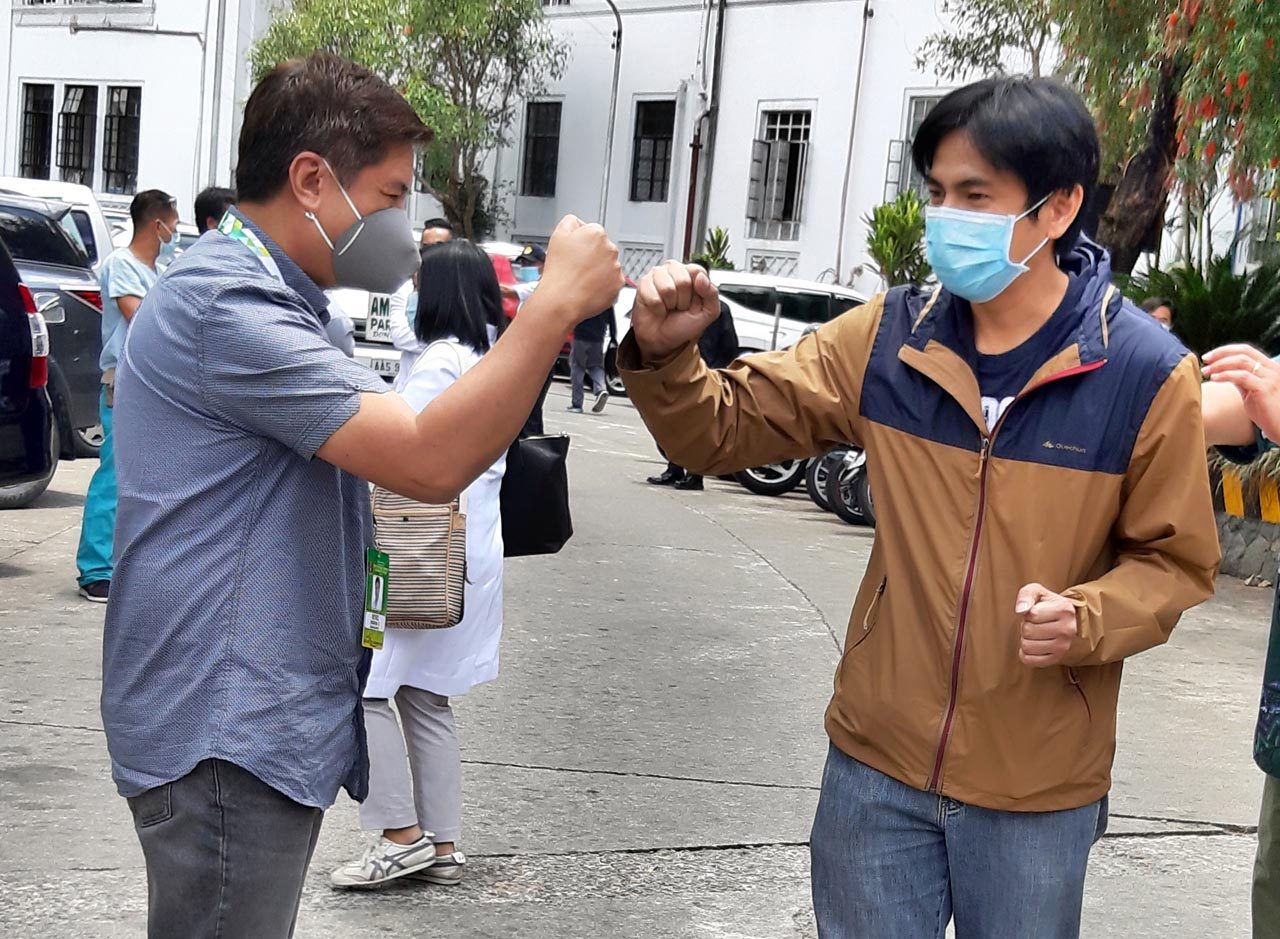 SEND OFF. Baguio General Hospital and Medical Center Chief of Hospital Ricardo Runez sends off Dr. Manuel Kelly after he recovers from coronavirus. Mau Victa/Rappler 