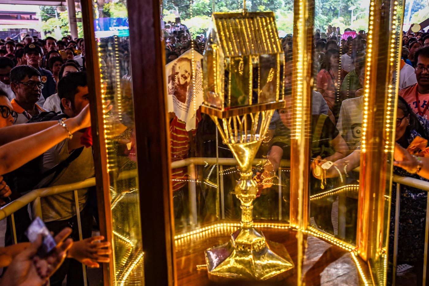 CLOSER VIEW. Devotees crowd around the relic Photo by Maria Tan/Rappler  