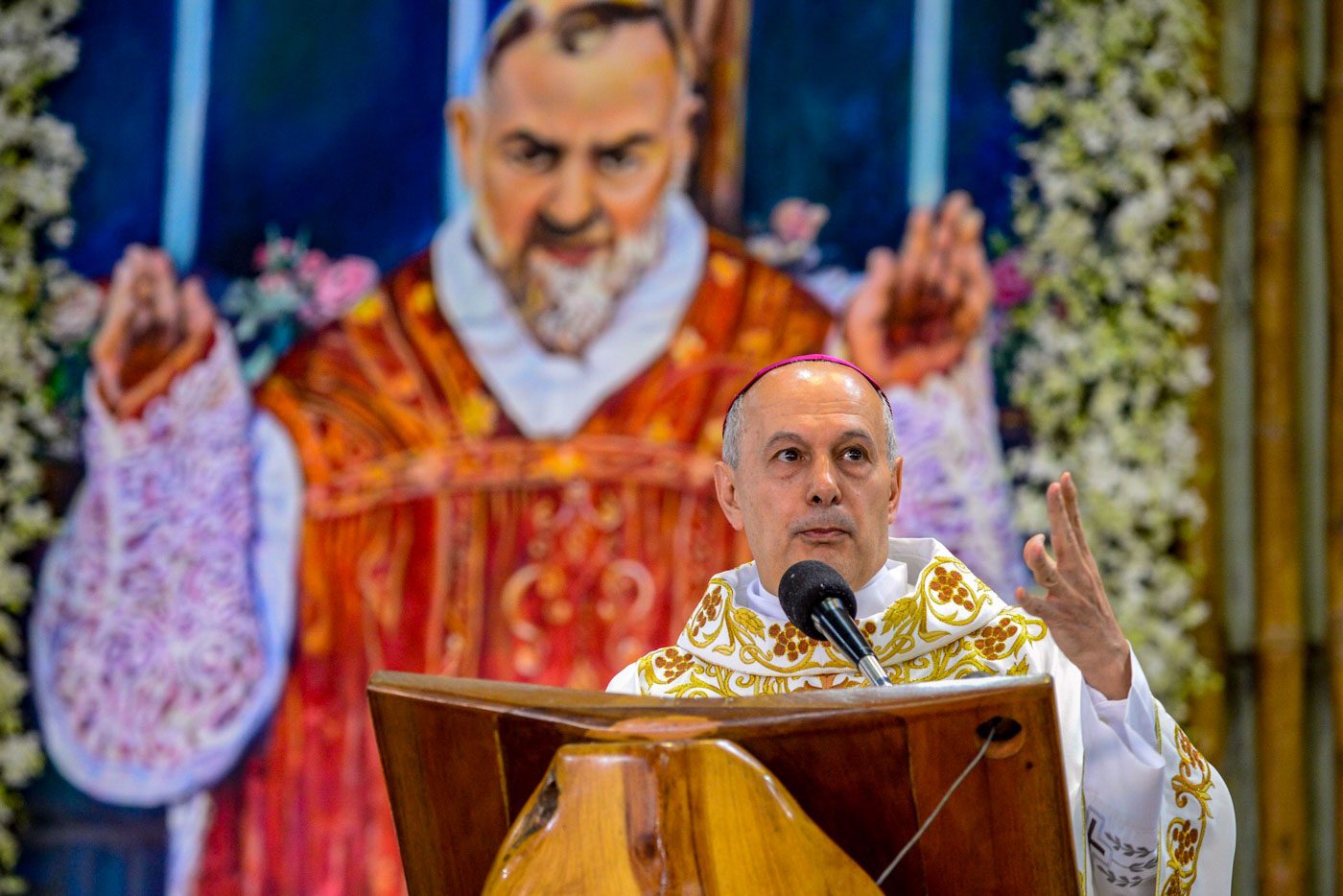 MASS. Papal nuncio Archbishop Gabriele Giordano Caccia officiates mass at the National Shrine of Saint Padre Pio in Santo Tomas, Batangas, on October 6, 2018. Photo by Maria Tan/Rappler  
