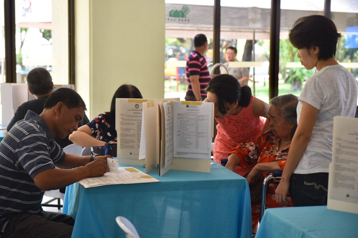 COMFORTABLE PRECINCT. Residents cast their votes inside an air-conditioned clubhouse in Barangay Forbes Park. Photo by Alecs Ongcal/Rappler 