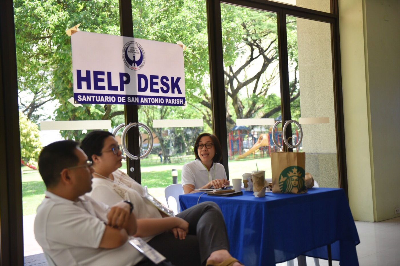 ASSISTANCE. Volunteers are posted, ready to assist voters with concerns. Photo by Alecs Ongcal/Rappler 