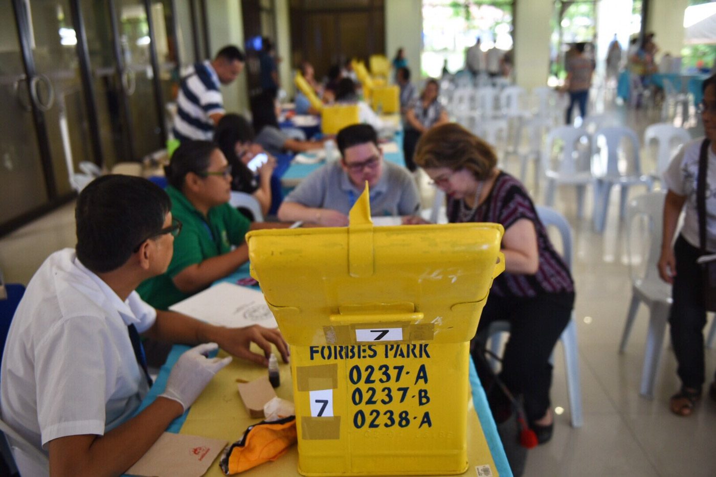 BALLOTS. Residents participate in the barangay elections. Photo by Alecs Ongcal/Rappler 