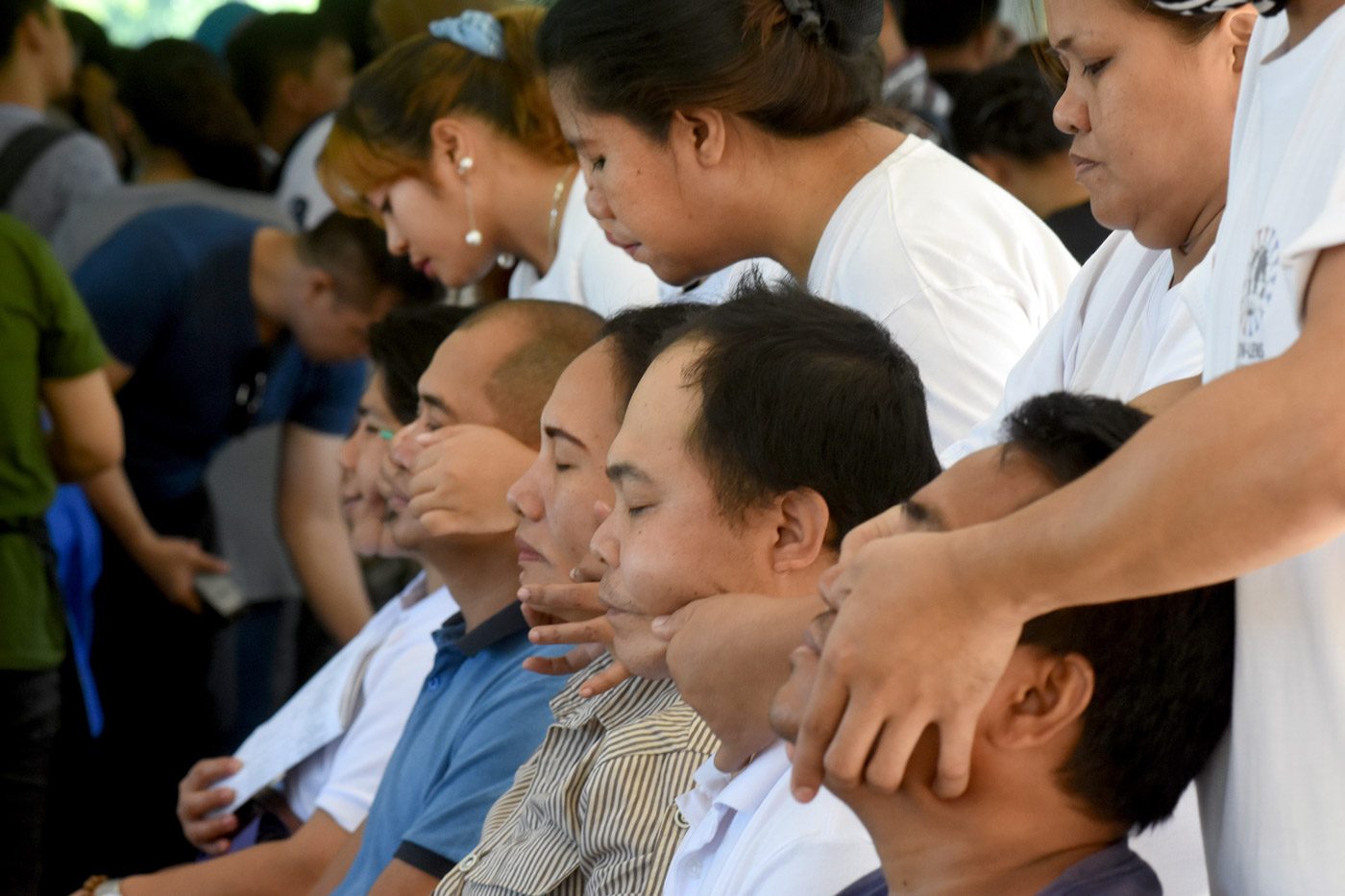 TESDA graduates offer free massage to hundreds of applicants. Photo by Angie de Silva/Rappler 