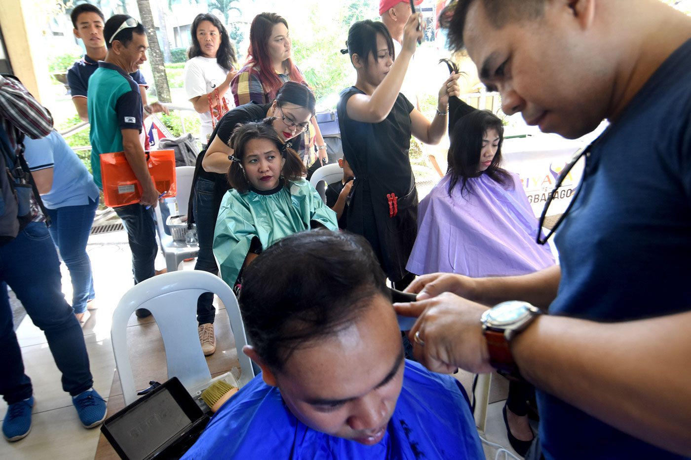 Some jobseekers grabbed the free haircut from TESDA graduates after they applied. Photo by Angie de Silva/Rappler 