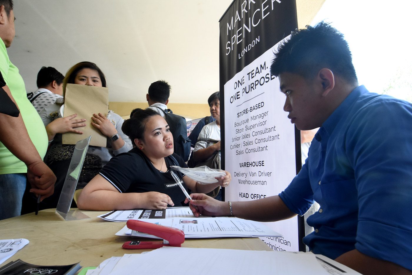 Sekitar 26,138 pelamar diwawancarai selama bursa kerja di Balai Kota Quezon.  Foto oleh Angie de Silva/Rappler 