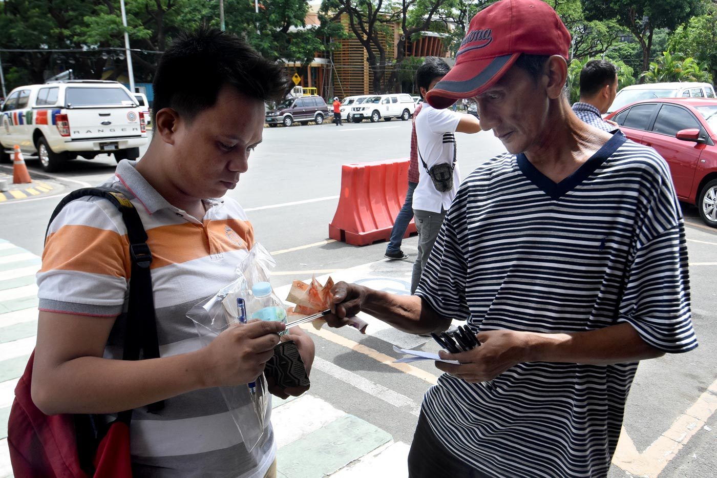 Mang Buboy, a pen vendor took the Job Fair as an opportunity to sell more pens. Photo by Angie de Silva/Rappler 