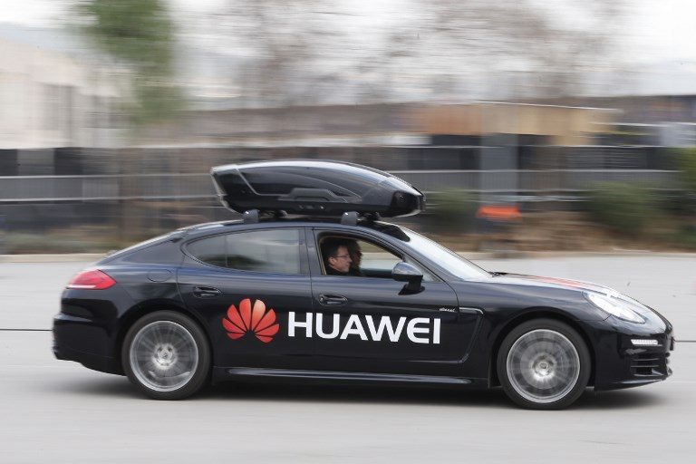 Huawei Mate 10 Pro drives a Porsche at MWC 2018
