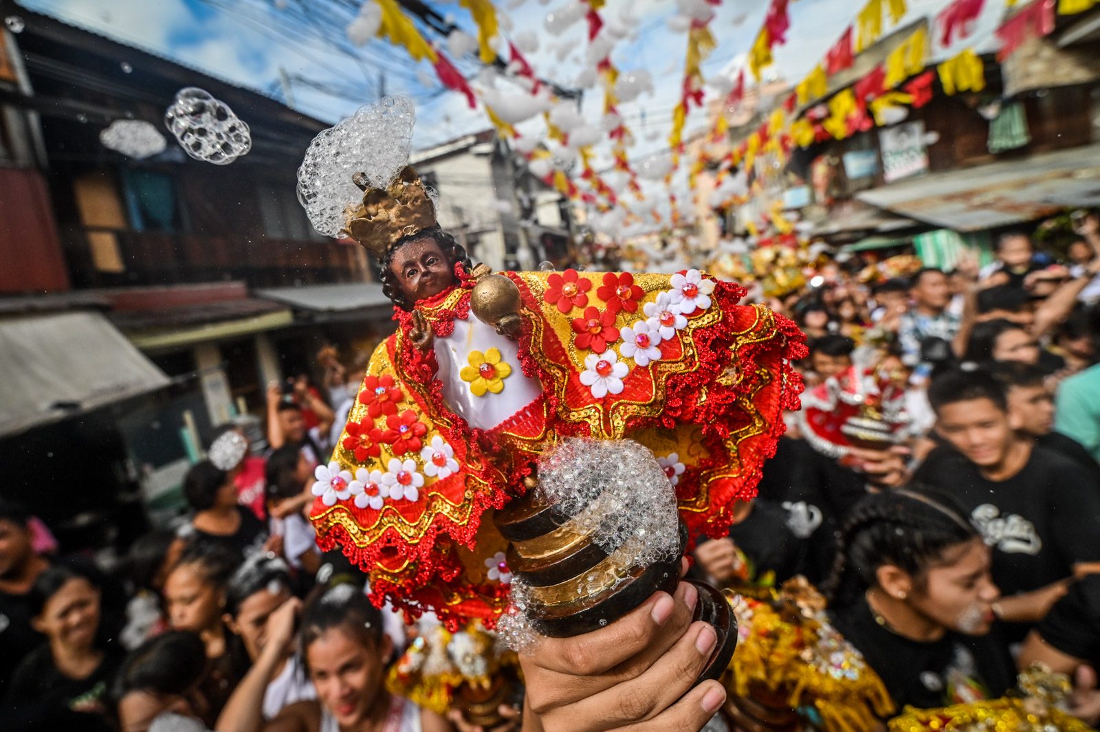 BLESSED. Residents of Pasil bring their Santo Niños out for Sinulog sa Pasil. Photo by Alecs Ongcal/Rappler 