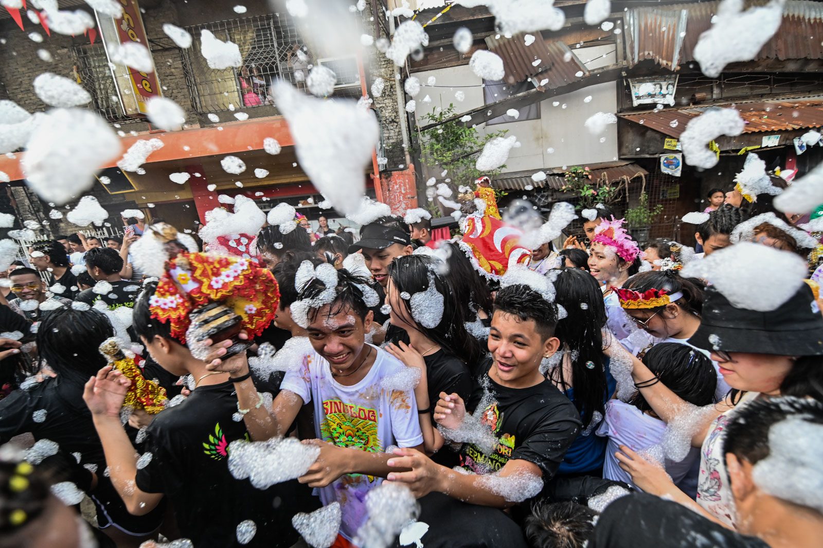 HOLY WATER. A crowd of revellers carrying images of the Santo Niño in Pasil, Cebu. Photo by Alecs Ongcal/Rappler 