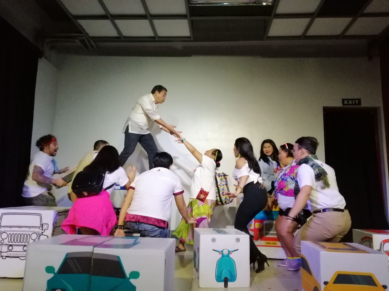 SATIRE. Some scenes in 'Charot!' will be familiar to those who follow current events. The play's characters reference either specific political figures, or archetypes in Pinoy society. Photo by Amanda Lago/Rappler 