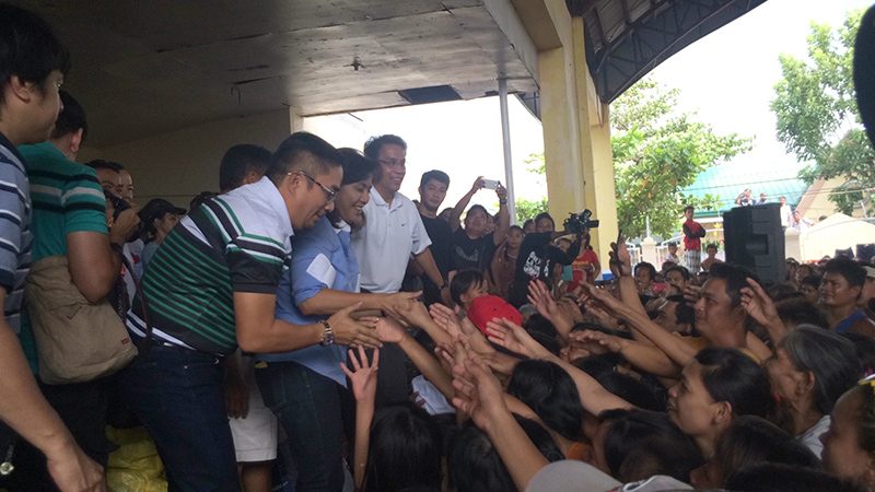 Roxas, Binay visit Lando-hit Nueva Ecija