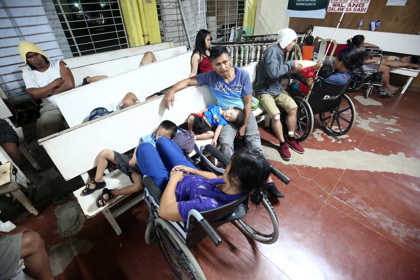 INJURED. Some of the injured passengers taken to a hospital for treatment. Photo by Ben Nabong/Rappler  