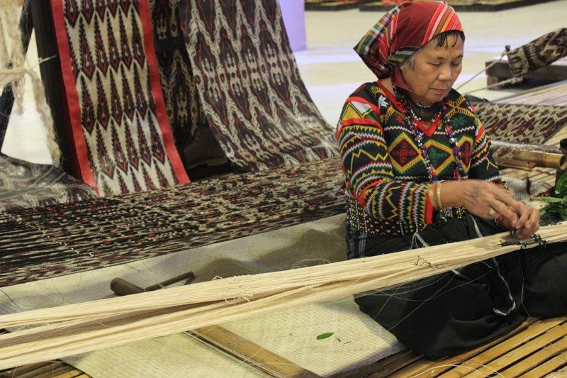 INDIGENOUS WEAVES. The Ikat Master Weavers exhibit boasts colorful indigenous textiles, with weaving demonstrations by some cultural masters like this T'boli dreamweaver. Photo by Faith Yangyang/NCCA   
