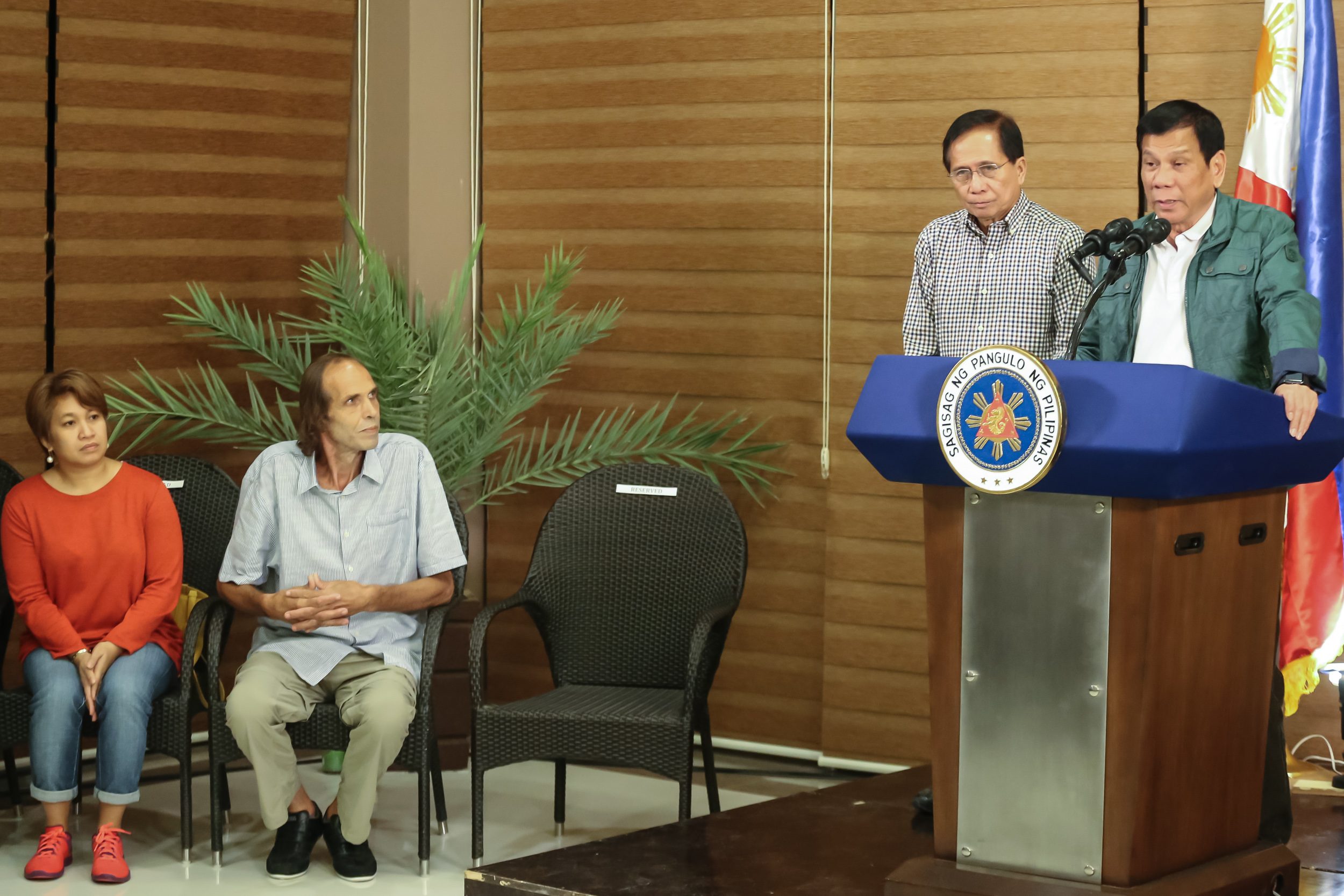 SANDERA YANG DIBEBASKAN. Presiden Rodrigo Duterte berterima kasih kepada MNLF untuk pelepasan Kjartan Sekkingstad (duduk, kedua dari kiri), dan tiga warga negara Indonesia. Foto oleh Manman Dejeto/Rappler
 
