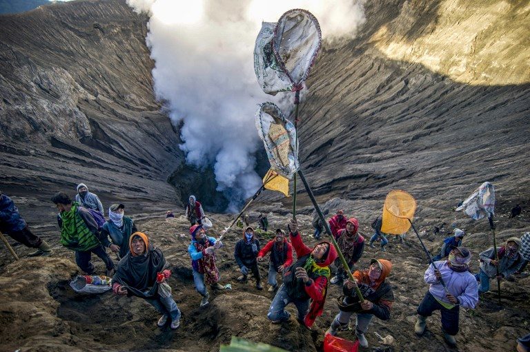 TRADITION. People prepare to catch offerings thrown by Tengger tribe people into the crater of Bromo volcano to in Probolinggo, East Java province, on June 30, 2018, as part of Yadnya Kasada festival which falls on the 14th day of the Kasada month based on the traditional Hindu lunar calendar. Photo by Juni Kriswanto/AFP 