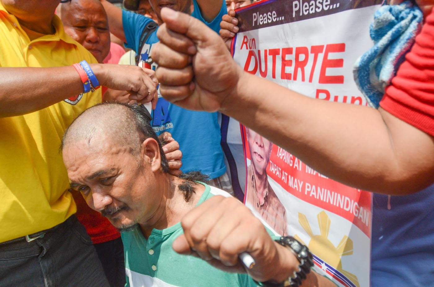 STILL WAITING. Melvin Salupan, a seaman, has his head shaved on October 15, 2015 outside Comelec Intramuros to express his support for a Duterte presidential candidacy. Photo by Alecs Ongcal/Rappler  