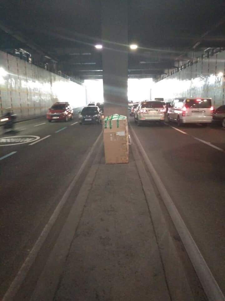 CLEARED. Motorists are allowed to pass through the inner lanes of the EDSA-Shaw  underpass after cops found only styrofoam in the box. Photo from MMDA  