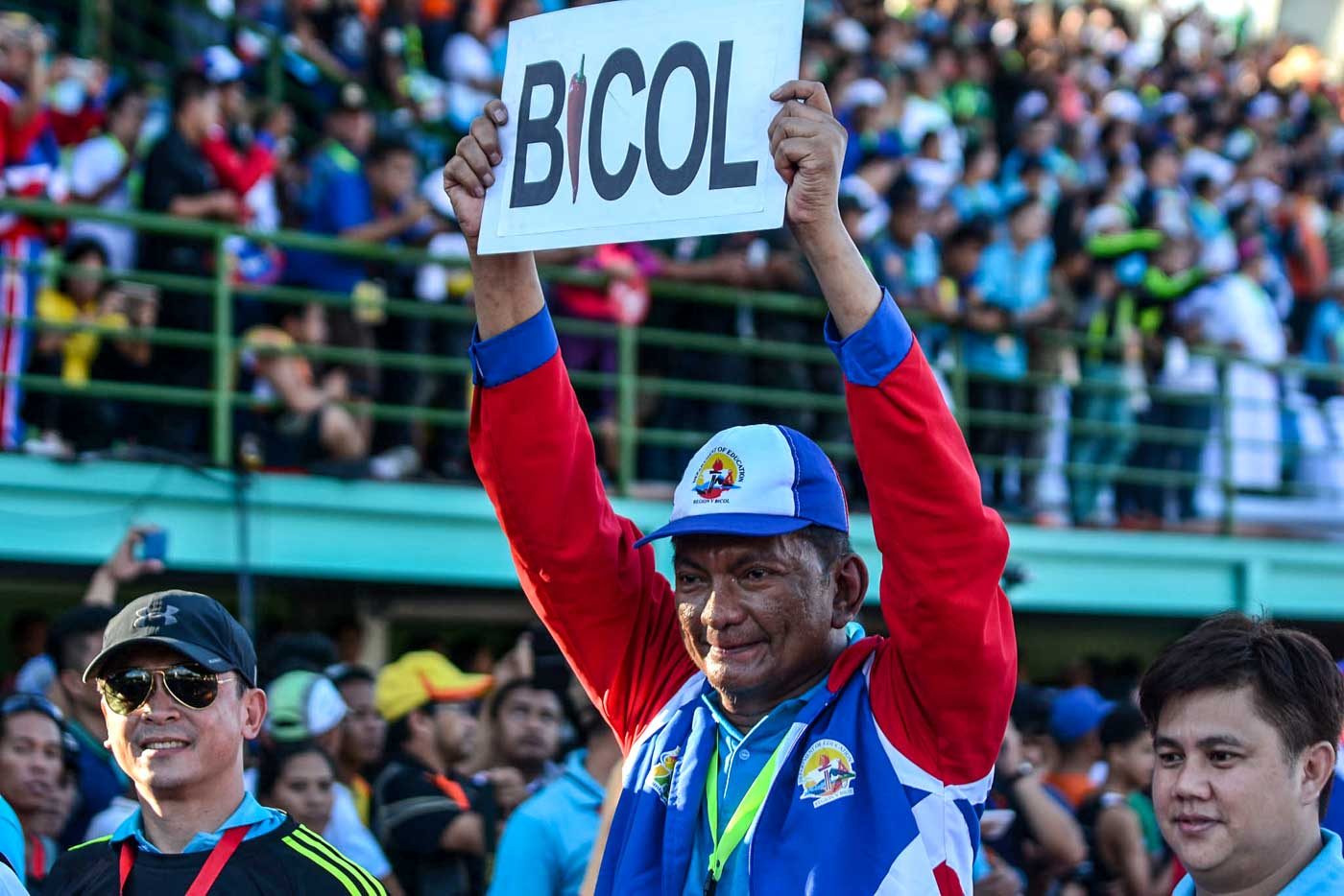 HOST. Albay Governor Joey Salceda proudly holds up Bicol Region's sign. Photo by Roy Secretario/Rappler 